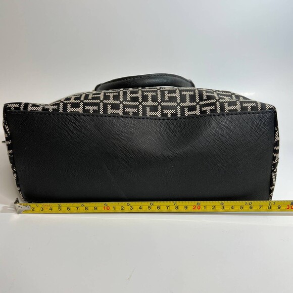 ❤️  Black Tommy Hilfiger purse ❤️ - Picture 7 of 10